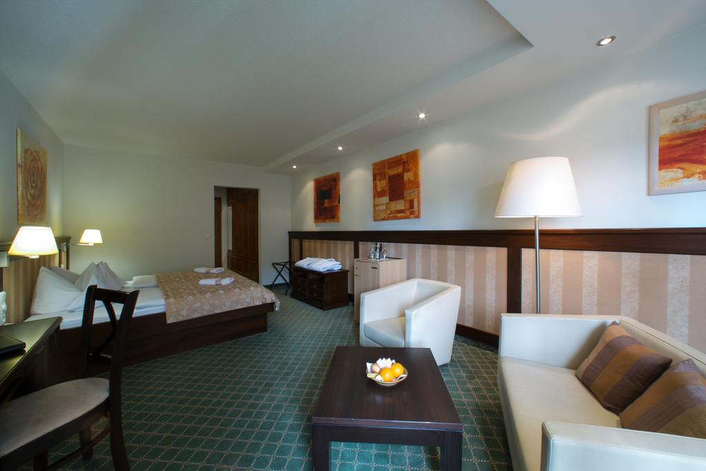 Hotel Hirsch โอเบอร์สเทาเฟิน ภายนอก รูปภาพ